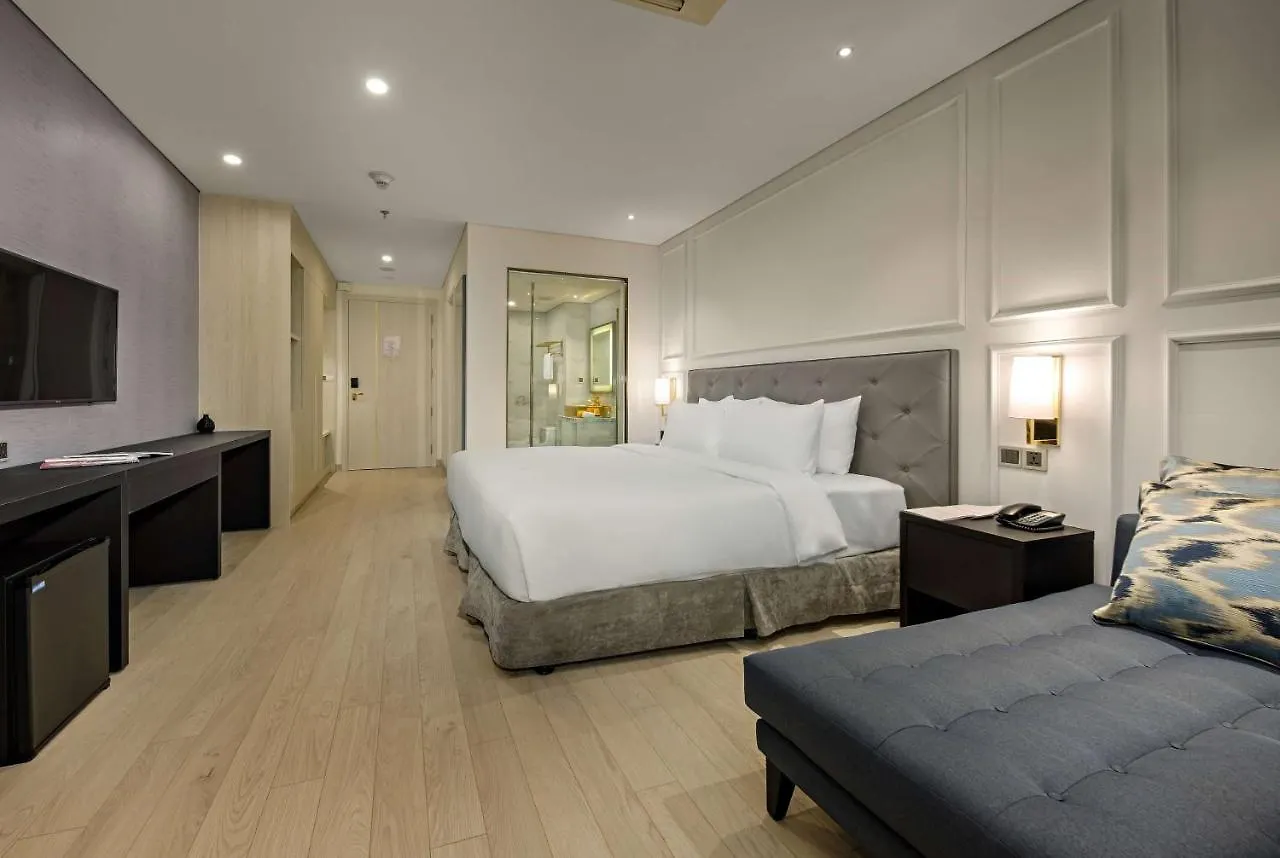 Wyndham Danang Golden Bay Hotel