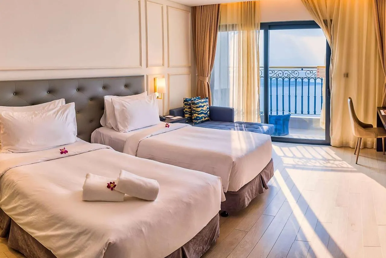 Wyndham Danang Golden Bay Hotel